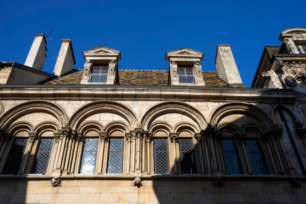 Photo de l'architecture typique de la ville de Dijon, image de vwalakte sur Freepik