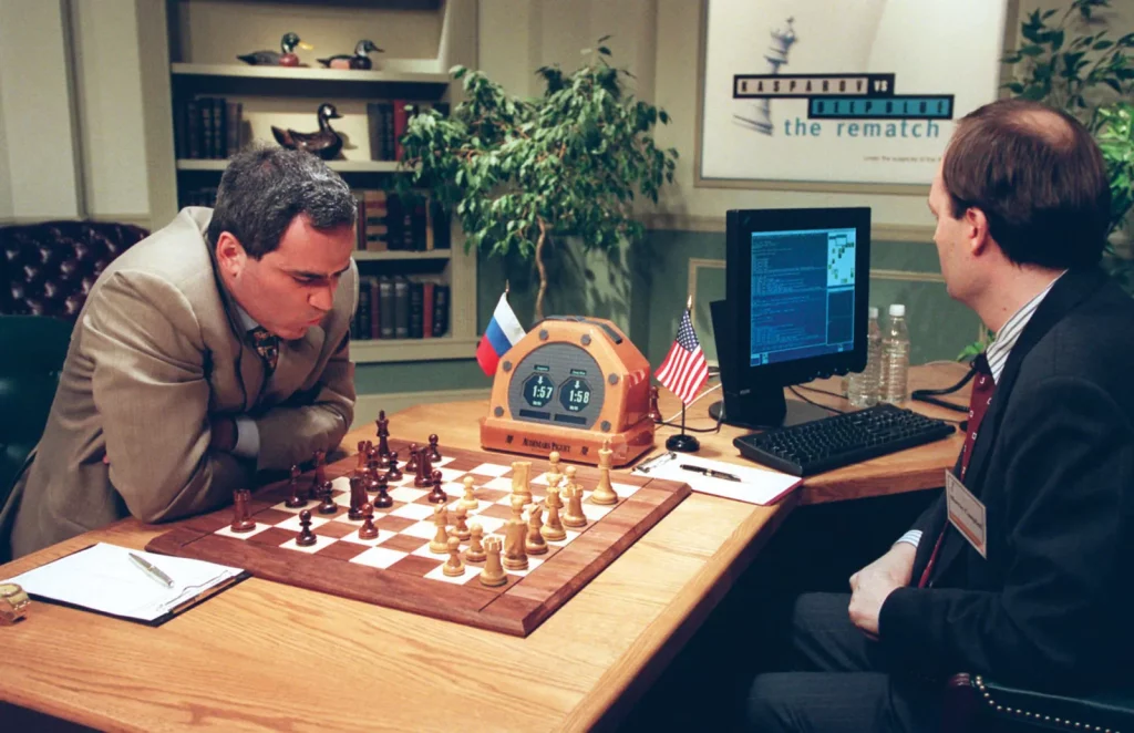 Garry Kasparov se concentre lors de sa partie contre Deep Blue en 1997